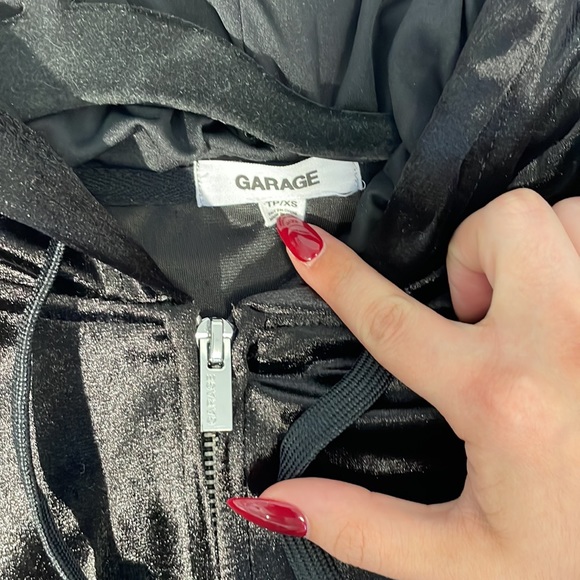 VELVET CROPPED BLACK ZIP HOODIE from Garage Clothing (size XS) - Picture 2 of 5